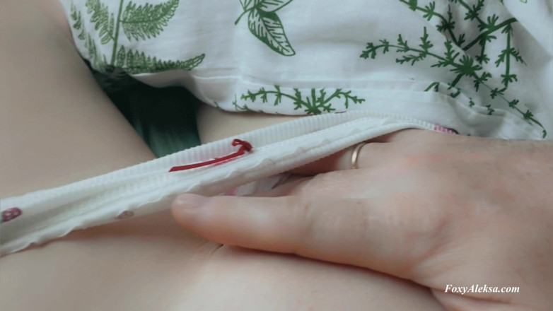 FoxyAleksa: Omg! Jego palce bawią się z moją pochwą w majtkach,...