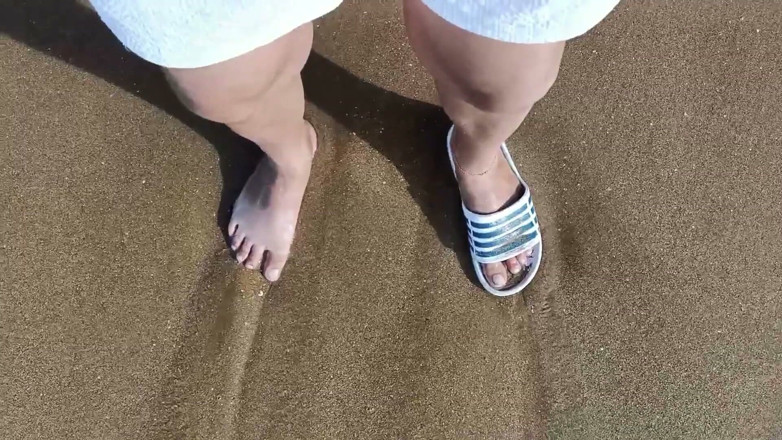 Idmir Sugary: Piedi e mare Extra Slowmotion - Un piede a piedi nudi...