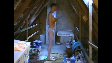 Mark Hannes: ब्लू बॉडीसूट पेशाब और स्लिप प्रस्तुति