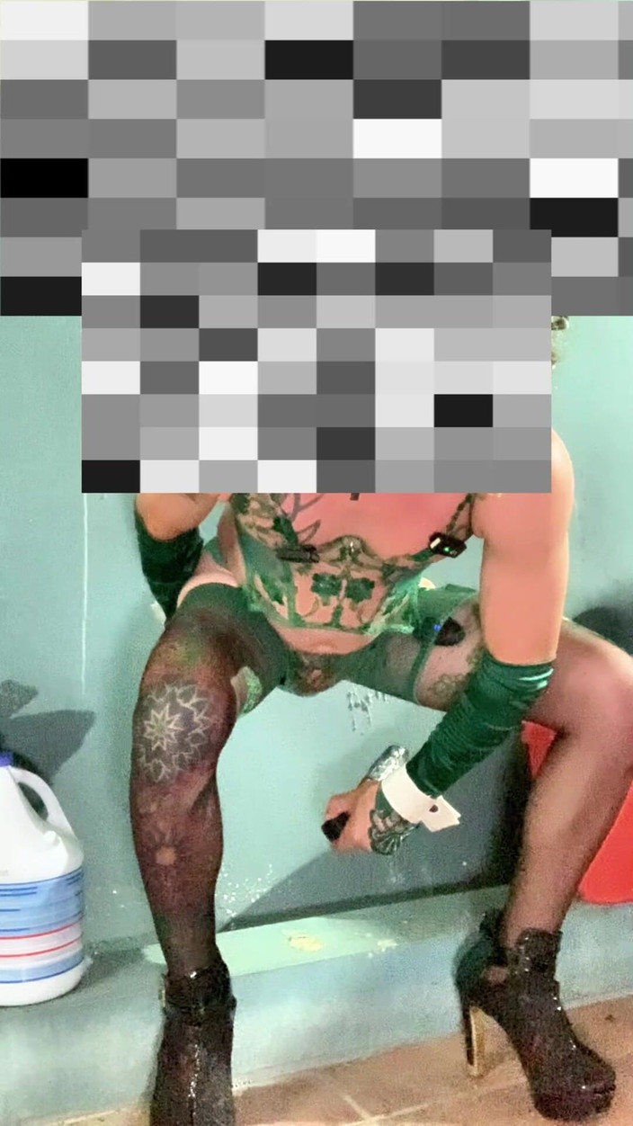 Benito414: Waria cantik dengan lingerie hijau dan dildo lagi asik seks...