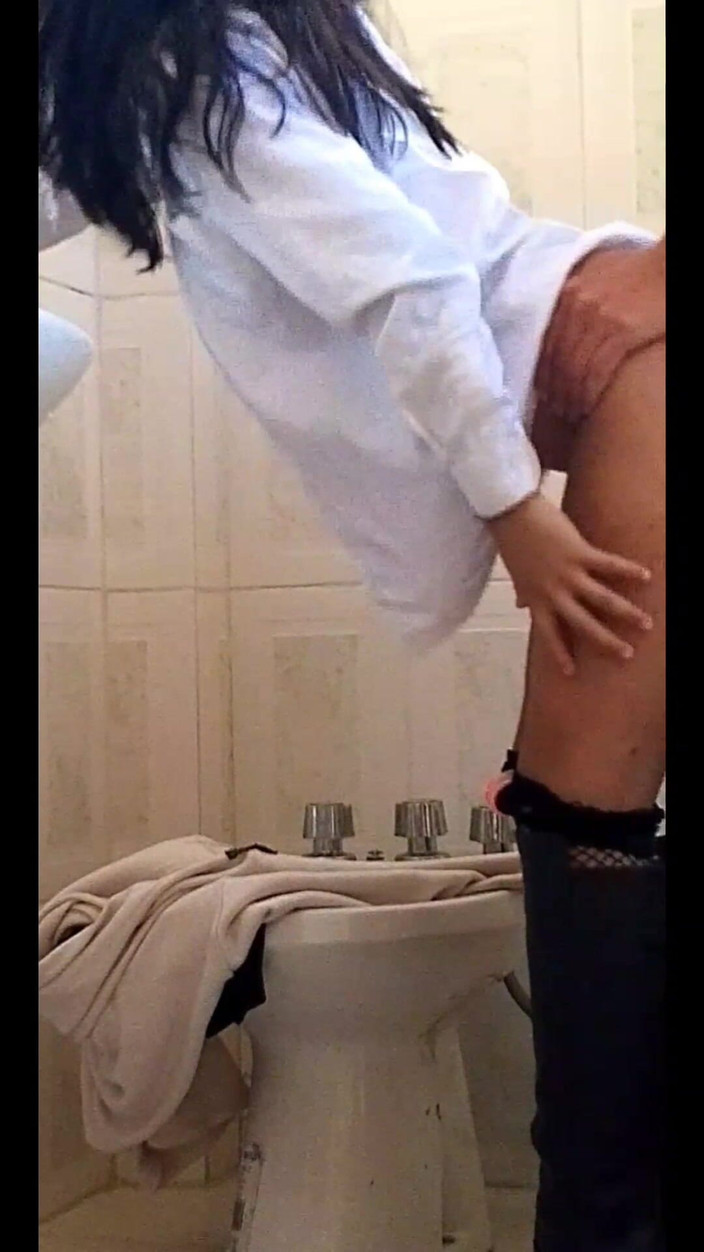 DasheLKI: Siamo andati in bagno quando nessuno era lì per essere...