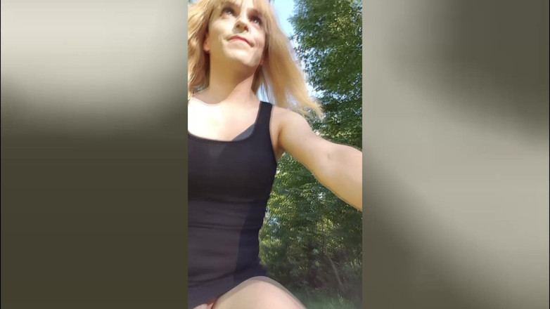 TV_Helena: Klouzavá jízda na kole! Tranny Cyklistika Nahá na veřejnosti!