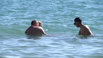 Hot Euro Girls: Trio al aire libre para la rubia milf en ambos...