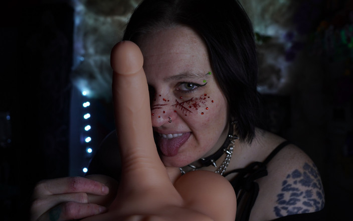 GothBunny6669: Cowok mesum ini mencuri gigi vampir seksi dan nggak bakal...