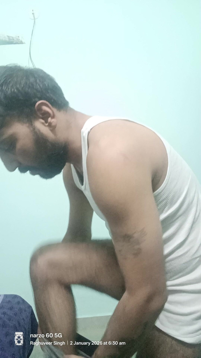 Rajasthani-old-lover: Uomo indiano desi gode la doccia e spettacolo di masturbazione...