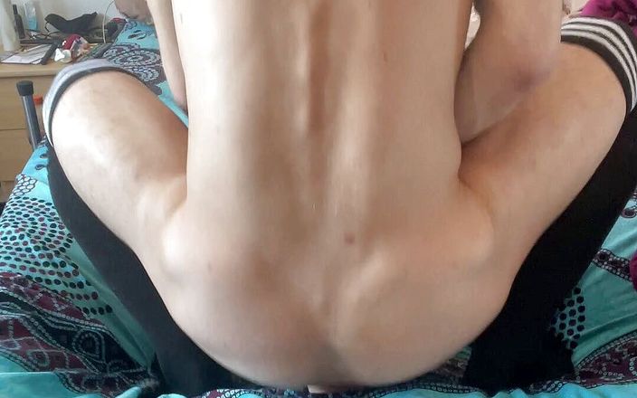 Kinky ass: Berijd mijn grote dildo op mijn bed