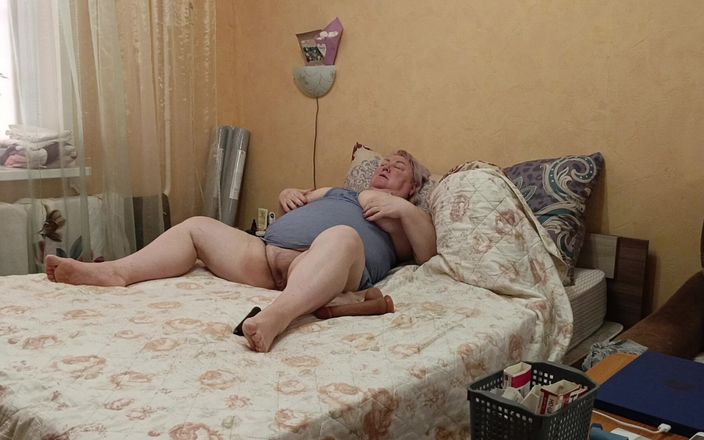 Zona901: Přítelkyně s velkými prsy masturbuje její chlupatou kundičku se sexuální...