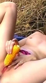 Enorme pannocchia di mais che allargo la figa spalancata all'aperto