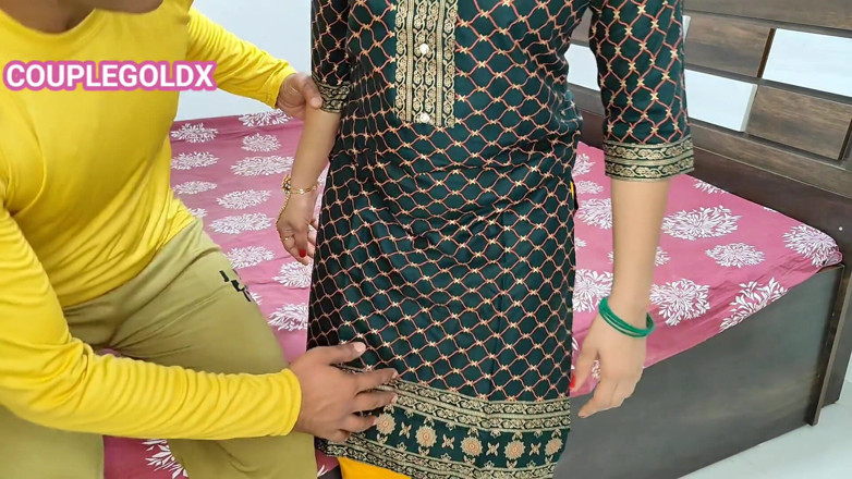Sexy Komal: Suatu saat komal keluar rumah, suaminya lagi asik bersenang-senang sama...