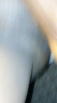 Una ragazza magra nigeriana con la figa stretta e cremosa prende un grosso cazzo nero