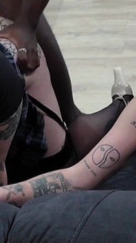 Arroganter trans-chef bekommt es umschnalldildo und wird zum cuckold
