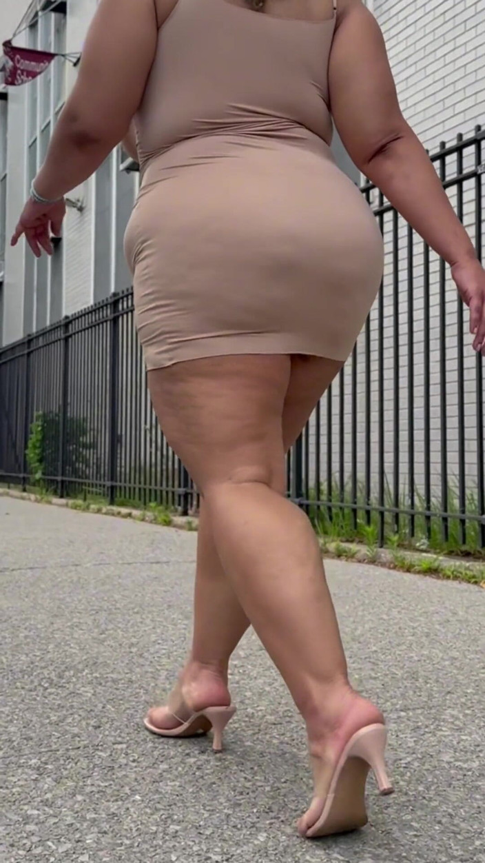 PutiLing: Boricua mami - gambe grosse - culo grasso - minigonna - tacchi a spillo...