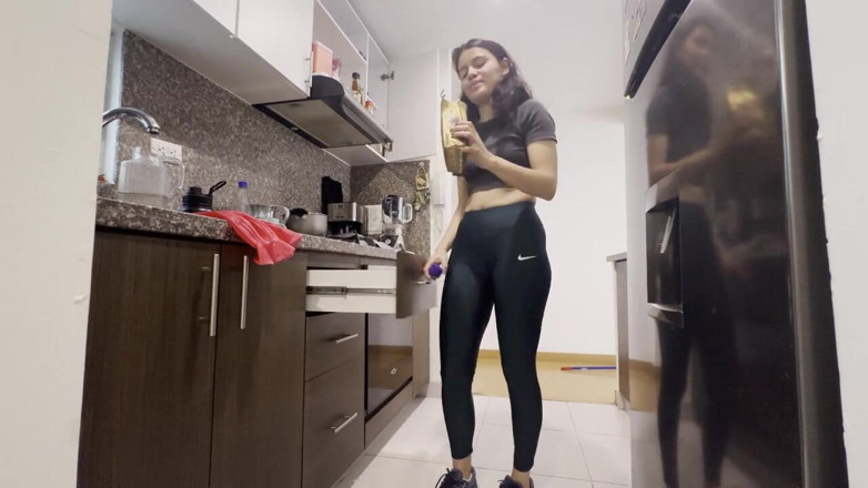 scarlettandc: La mia sorellastra lesbica mi aiuta a lavare i miei...