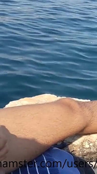 Лето наслаждается пейзажем и ласкает мягкий пенис