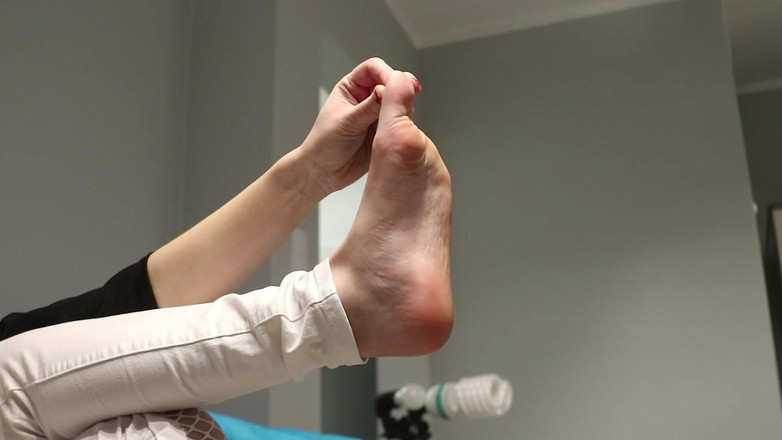 Anna Booty: Chơi chân trong khi xem TV