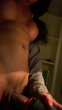 Il baise un jouet sexy