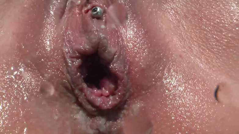Mature Climax - 100% Mature Videos: Зріла блондинка з великими цицьками катається на члені на відкритому повітрі