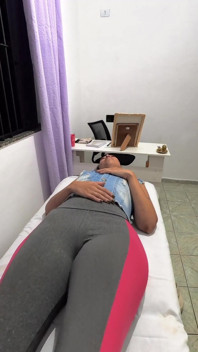 Dokter orthopedi melepas pakaian pasien dan ejakulasi di wajahnya