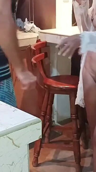 Üvey baba evde olmadığı için üvey annemi sikiyorum ve onu spermle dolduruyorum. O güzel büyük bir fahişe.