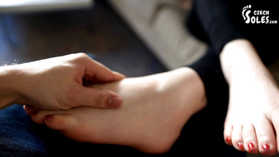 Czech Soles - foot fetish content: कसरत के बाद स्नीकर्स में नंगे पैर