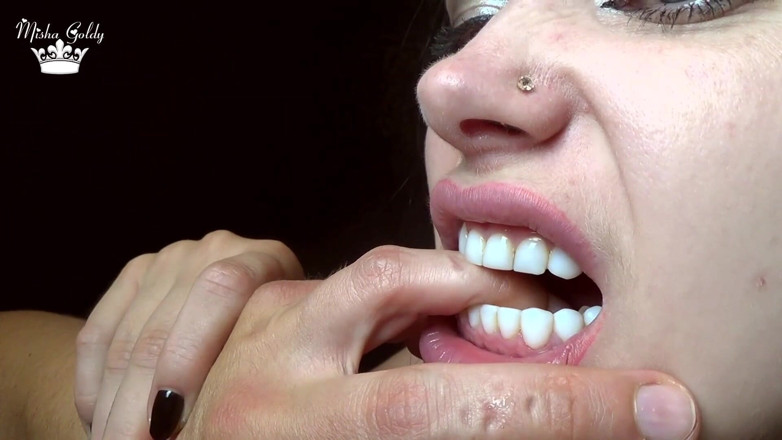 Goddess Misha Goldy: Una dura morsa di dita maschio e del braccio