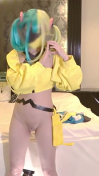 角色扮演情绪爆炸。E杯美女把顽皮的能量变成危险的私人表演完全角度2