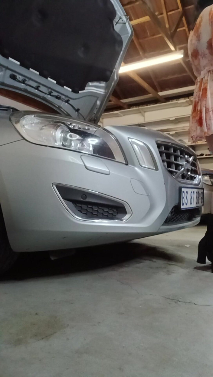Mysticbabe8: 私の車は故障し、角質の整備士が車を修理するのを手伝ってくれました