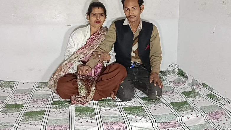 Desi Bhabhi Neha: 素人妻が床に叩かれるホットなインド熟女セックス