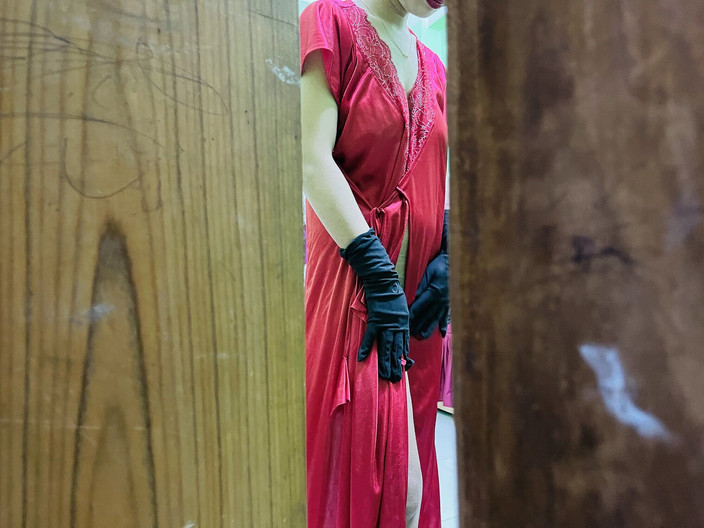 Riya Chowdhury: 我性感的哥换衣服并展示她性感的胸部