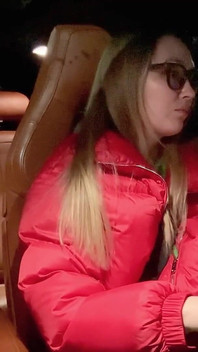 离家出走的继子在继父的车里积极干继母的阴户