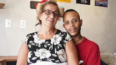 彼女のBBCスキニーおもちゃの男の子に犯されたぽっちゃり系のお尻