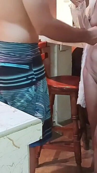 由于继父不在家，我操我的继母并用精液填满她。她是一个美丽的大婊子。