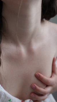La sorellastra monella si tocca sotto il suo vestito - assolo e fradicio bagnato