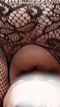 アジア人の妻は再び夫を喜ばせた。彼女は彼の口を突き、脚を広げた