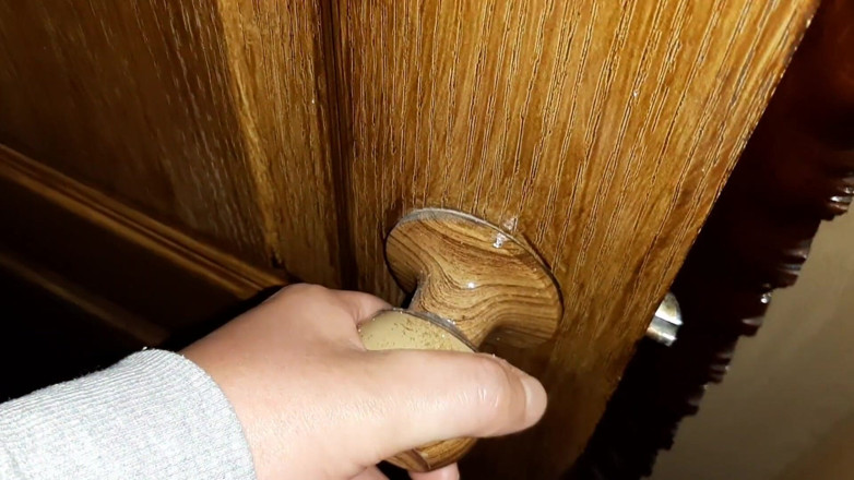 Lesbian-illusion: Ich habe stöhnen von der toilette gehört und meine stiefschwester...