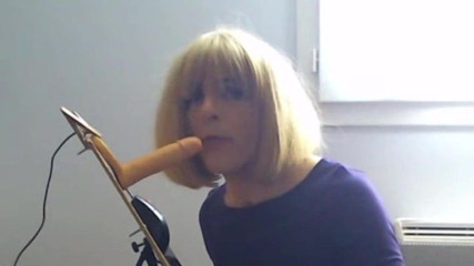 Faustine: Crossdresser Faustine dalam latihan blowjob