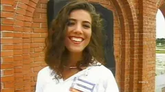 Una ragazza carina sola circondata da cazzi duri