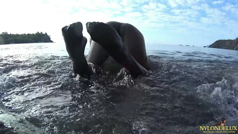 Nylondelux: 공공 해변에서 즐기는 Nylon Fun
