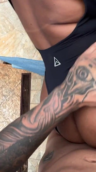 Cette petite amie parfaite adore donner sa chatte au bord de la piscine
