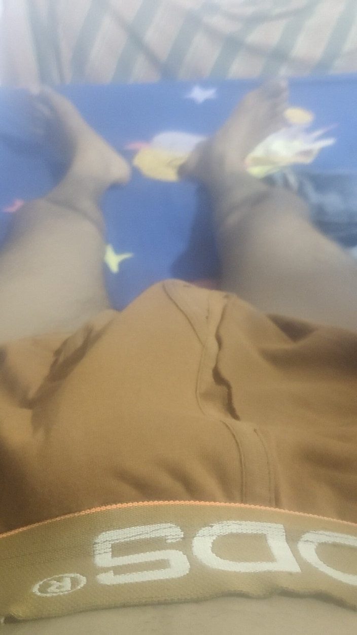 Garam_masala93: Ma demi-sœur tient mon pénis dans sa main et le...