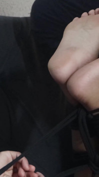 Luana v lechtání, bastinado a bondage kouření!