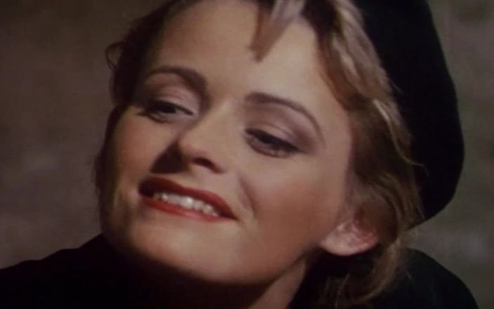 Inthe MILF room: この昔の痴女は彼女のお尻のチンポを愛しています