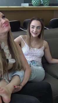 Hete milf kietelt haar schattige tienervriend