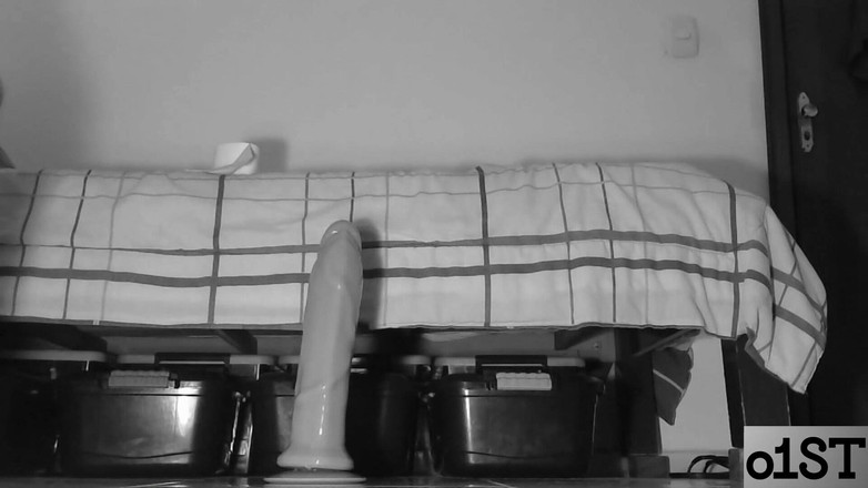 O1ST: Mann Mit Rasiertem Körper Hat Spaß Mit Seinen Spielsachen