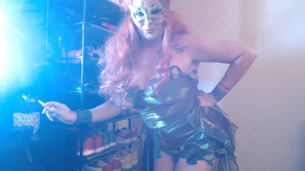 Abby Anna: Poison Ivy สูบบุหรี่