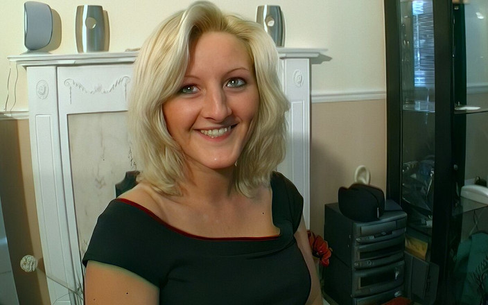 Real Sex Pass: 彼女は完全に服を着たままフェラチオをし、彼を彼女の顔に射精させます