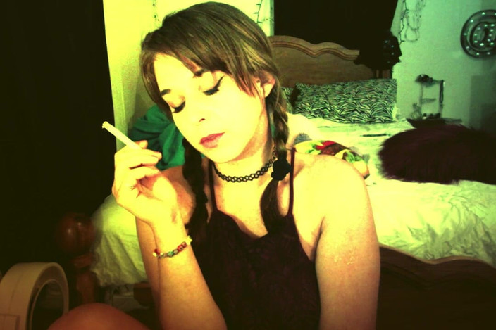 Alli Anderson: Fumar y relajarse
