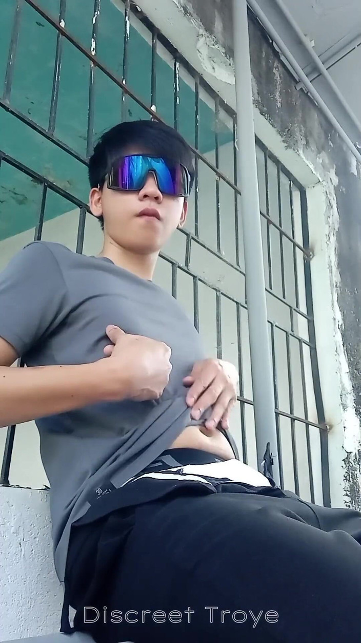 Troye_AsianPinoy: Pohledná Pinoy masturbuje v Opuštěném domě - Daks Jakol