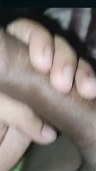 거대한 자지로 자위하기