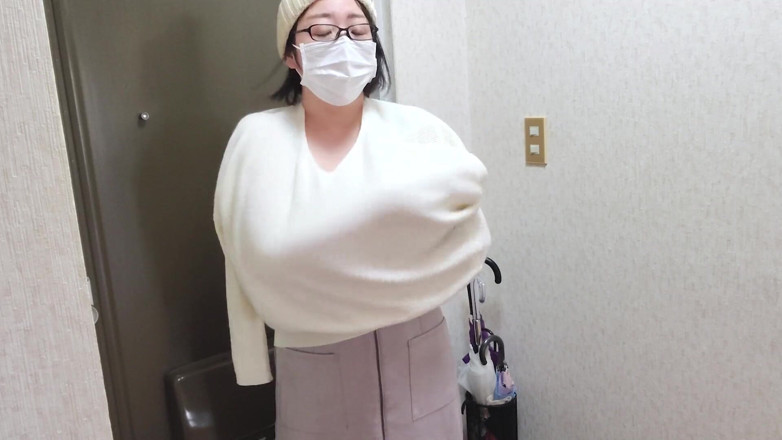 aika: 足を開いてイヤらしくオナニーする人妻